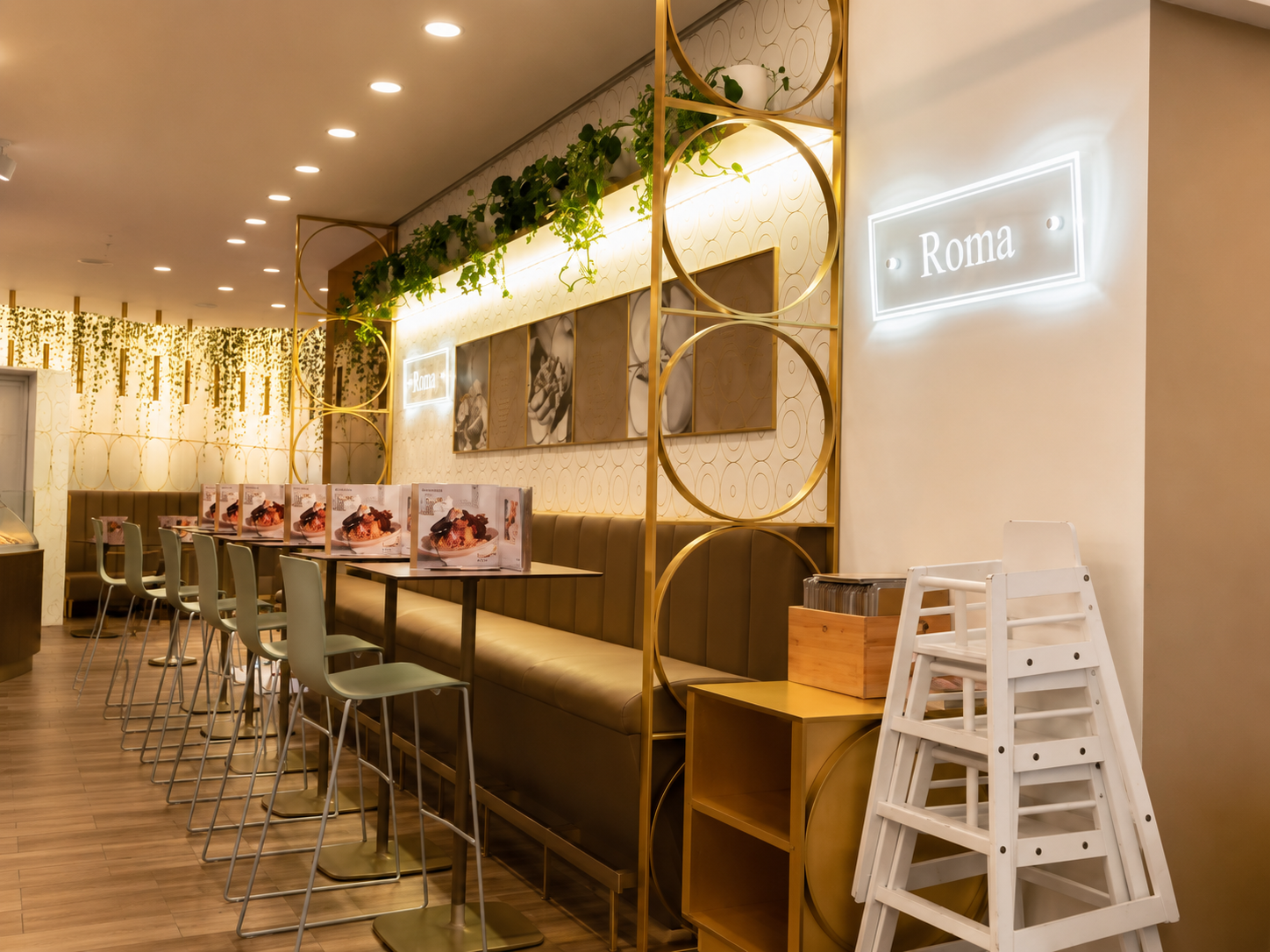 Sitzecke „Roma“ mit goldenen Details im Caffè e Gelato